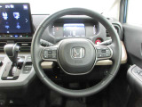 ハンドルの両側に操作ボタンが付いております。運転しながら操作ができるのでとっても便利!