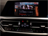 運転中にもオーディオの音量やFMの切り替えなどステアリングでの操作で切り替え可能なため、ステアリングから手を放す必要がない為、運転中でも操作が簡単でございます。