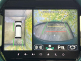 車両周辺を上から見た映像と後方映像を画面に表示し、駐車時の周囲確認をサポート。ガイド表示もあり、狭い場所での駐車や切り返しの際に役立つ便利な装備です。