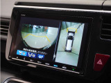 ◆マルチビューカメラシステム◆運転席から見づらい前後左右を、ナビ画面の映像で確認。見通しの悪い交差点や狭い道でのすれ違い、駐車などをサポートします。