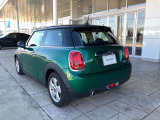 MINI のボディ構造は、高い剛性を持っているにも関わらず、衝撃吸収には欠かせない折り畳み式を採用。前面、背面、側面からの衝撃や、横転した場合にも、搭乗者、そして歩行者の被害を軽減します。