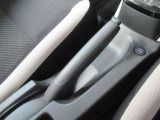 サイドブレーキは運転席と助手席の間にございます!