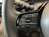 【ステアリングスイッチ】手元のボタンから、オーディオやナビなどの操作ができるので、運転に集中できます。