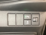 ハンドルの右側にはヘットライトリベライザーとVSA(ABS+TCS+横滑り抑制)の解除スイッチがついています。ヘッドライトリベライザーは道路状況や積荷の加重に応じてライトの高さを調節できます。