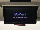 天井にリア席モニターが付いています。ナビゲーションで再生しているDVD等の映像を、後部座席の方にご覧いただくことができます。お子様にも大人気です。
