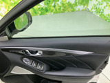 ドアには窓やミラーの操作スイッチがまとめられ、運転席から手を伸ばしやすい位置に配置されています。ドアポケットや肘掛けも備わり、日々の乗り降りで使いやすい設計です。