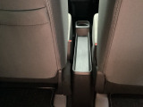 運転席からも助手席からも自由に使えるドリンクホルダー付。【センターロングコンソールトレー】ちょっとした小物を置くのに便利です。