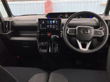 中央に画面や空調操作部がまとまり、運転席から確認しやすい配置です。ステアリング周辺もすっきりとしており、必要な表示や機器を視線の移動を抑えてチェックできます。
