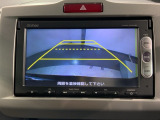 リバースギアに入れるだけで後方の表示へ切り替わります。夜間や雨の日の駐車も楽になりますよ。
