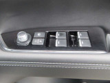 運転席の窓操作部分です。スイッチでミラーや窓の開閉が電動で行えます。
