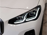 【LEDヘッドライト】先進のLEDテクノロジーを採用。放射される白色光の周波特性は太陽光に近く、バイキセノン・ヘッドライトを上回るコントラストで更に明るく輝きます!