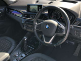 BMW 伝統のコックピットはドライバー志向で設計され、人間工学を駆使し、細部に到るまで設計されたコックピットを実現しました。