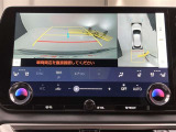 バックカメラの他に上から見下ろしたような画像が見れるアラウンド(全方位)モニター。前後左右を把握できる、すごい機能が装備されています!