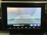 バックでの車庫入れも安心です!リアカメラが付いているバックモニター付のナビを装備しております。操作線もついており距離感も画面から確認できます。