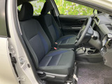 前席は座面と背もたれにゆとりを感じる形状で、運転席まわりを見渡しやすい配置です。落ち着いた色合いのシートとすっきりした足元で、毎日の移動も心地よく過ごせそうです。