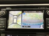 後方映像に加え、車両周囲を俯瞰する表示も備わり、駐車時の位置確認をサポートします。画面のガイドを目安に、狭い場所での切り返しや車庫入れも落ち着いて行えます。