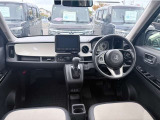 【インパネ全体】手が届きやすく、どなたでも運転しやすいです。シンプルで使いやすい設計になっています!