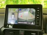 後方の映像に加え、車両周辺を見渡す表示もあり、駐車時の周囲確認をサポートします。画面のガイド表示を目安にしながら、狭い場所での駐車や切り返しにも役立ちます。