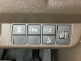 ハンドルの右側にはヘットライトリベライザーとHondaセンシング用のメインスイッチがついています。ヘッドライトリベライザーは道路状況や積荷の加重に応じてライトの高さを調節できます。