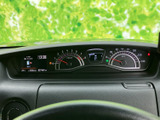 速度や燃料残量などを運転席から確認できるメーターを配置。表示がまとまっており、走行中も必要な情報を把握しやすい設計です。日々の運転をサポートします。
