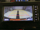 ディスプレイに後方の視界を表示し、車庫入れをサポート「距離目安線」「車幅延長線」およびステアリング操作に連動する「予想進路線」を画面に表示します。※必ず車両周辺の安全を直接確認してください。