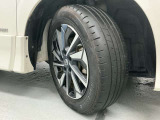 【純正アルミホイール】車体に最適化された設計による優れた耐久性と走行性能、そしてデザイン性。特に、足回りの軽量化は加速性能・燃費・乗り心地の向上に繋がり、ブレーキ性能も高めます。