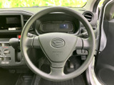握りやすい形状で、運転時の姿勢を整えやすいステアリングです。手元にはスイッチ類も備わり、視線を大きく移さずに扱いやすい配置。日々の運転を快適にサポートします。