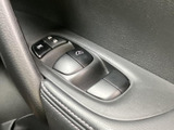 ドア側のスイッチが手元にまとまり、窓の開閉などを運転席から操作できます。表示を見て使う箇所を確かめやすく、同乗者がいる場面でも日常的に便利な装備です。