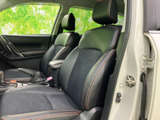 運転席と助手席にはサポート感のある形状のシートを採用し、ヘッドレストも備わっています。座面や背もたれには素材の切り替えがあり、前方を見渡しやすい明るい室内でお過ごしいただけます。