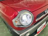 白く明るい光で夜間走行をサポートするLEDヘッドランプを搭載