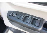 運転席側に窓の操作ボタンがあります。ロック機能が付いているのでお子様連れでも安心です。