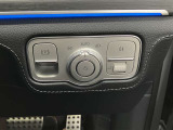 メモリー付きパワーシートが装備されている車両はシートの位置・ドアミラーの角度・ハンドルの位置を3名まで記憶出来ます。