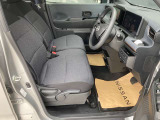 【運転席シート】開口部が広いので乗り降りしやすいです。