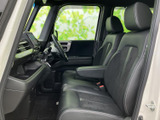 ゆとりある前席は、落ち着いた色調のシートとアームレストでくつろぎやすい雰囲気。運転席側まで見渡しやすく、前方の視界も確保され、乗る方それぞれに心地よい空間です。