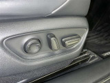 電動パワーシートです。 高級車によく付いてますね。 ポジションを細かく調整、出来るので長時間の運転もリラックスして出来ちゃいますね。