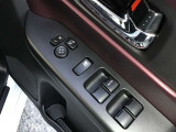 パワーウィンドウやドアミラーのスイッチ等は運転席右側へ集中してます