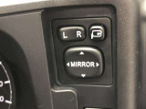 電動格納式ドアミラー付き。駐車場へ停めた時に、ボタン一つで左右のドアミラーをたたむ事ができます。