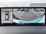 後方の映像に加えて車両周辺を確認できる表示があり、駐車時の安全確認をサポートします。ガイド線も表示されるため、画面を見ながら周囲との距離感を把握しやすい装備です。