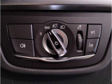 運転中にもオーディオの音量やFMの切り替えなどステアリングでの操作で切り替え可能なため、ステアリングから手を放す必要がない為、運転中でも操作が簡単でございます。