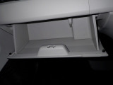 大型のグローBOXが装備されています。よく使うアイテムの収納に便利です、欲しい時にすぐに取り出せます♪