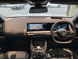 BMWカーブド・ディスプレイが中心の次世代コックピット。スイッチ類を減らし、直感的な操作とクリーンなデザインを実現しています。