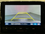 リバースギアに入れるだけで後方の表示へ切り替わります。夜間や雨の日の駐車も楽になりますよ。