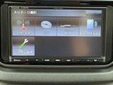 FM・AMやCD、AUX、Bluetooth Audioの選択画面を備え、聴きたい音源を画面から確認できます。システム設定も選べるため、日々の移動時間を好みの音楽とともに楽しめます。