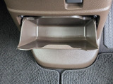 足元には便利なセンターロアボックスを設置。車内を整理しやすく、使い勝手の良さが魅力です。