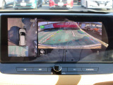 アラウンドビュー付き。上空から車両を見下ろしたような画像に加工された映像をディスプレイで確認しながら車庫入などができ大変便利です。