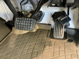 品質へのこだわり!フロアマットやシートなど車内をキレイに清掃し、ニオイや汚れなどを徹底的にクリーニングしてもらっております。室内はピカピカです☆