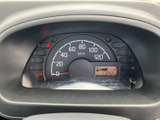 速度表示と液晶表示が視線の先にまとまり、運転中に必要な情報を確認しやすい配置です。表示が整理されたシンプルなメーターまわりで、日々の運転を落ち着いて支えます。