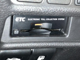 ETC車載器をインパネ内に備え、カードの出し入れがしやすい位置に収まっています。料金所の通過を支える便利な装備で、高速道路を利用する際にも日常の移動に役立ちます。