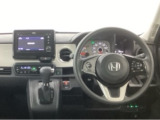 【ハンドル】運転にかかわる様々な操作を安全に行えるように視点移動が少なく操作性に配慮されたスイッチ類が凝縮されたコックピットです。