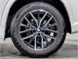【BMWアロイホイル】軽量かつ強度に拘ったアロイホイル。走行性能ポテンシャルを引き出す設計。車の足元を引き締めてくれる大きなポイントはアロイホイルです。